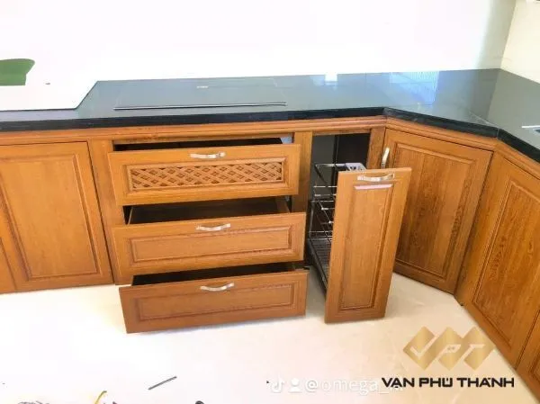 Tủ bếp nhôm vân gỗ hoàn thiện, tích hợp phụ kiện thông minh