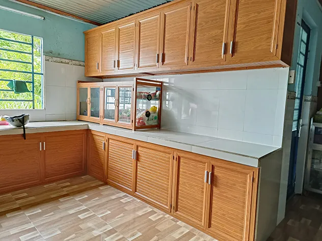 Tủ bếp nhôm hệ 55 vân gỗ chân thực từng cm