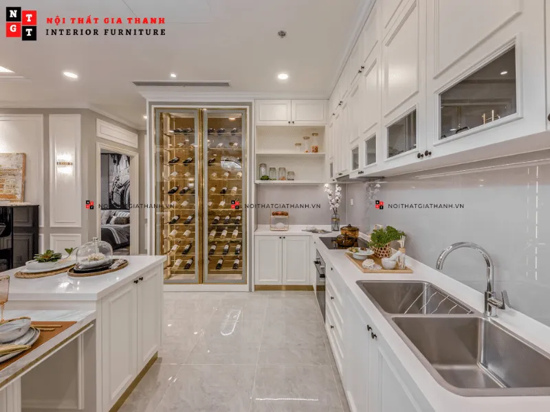 Tủ bếp tân cổ điển màu trắng với tủ rượu chạm khắc tinh xảo
