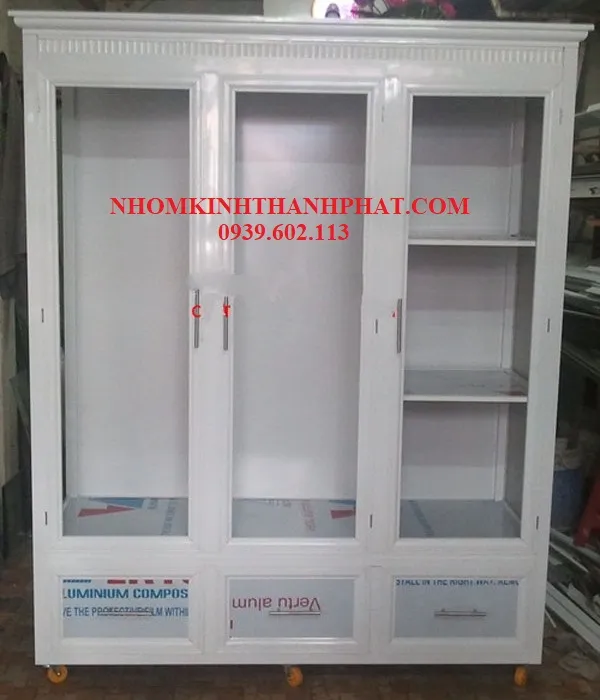 Mẫu tủ quần áo nhôm kính có bánh xe di động, tiện lợi cho phòng trọ hoặc nhà thuê