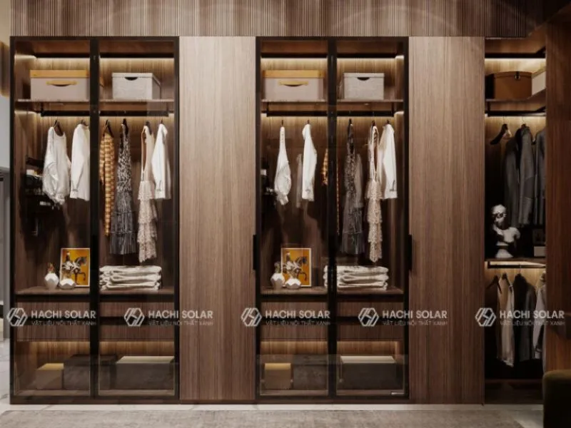 Thiết kế tủ quần áo nhôm kính âm tường màu gỗ và tone màu tối trầm tạo cảm giác dễ chịu