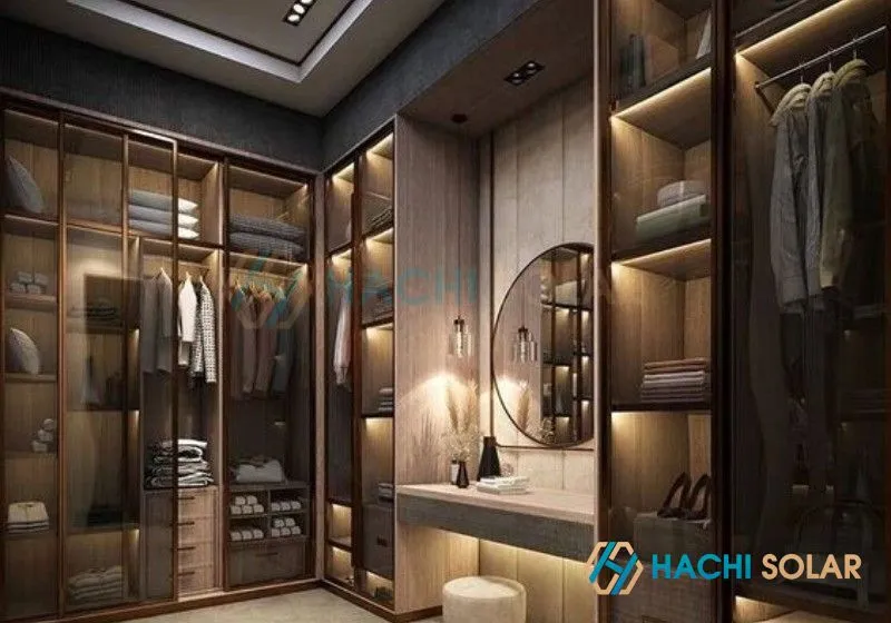 Tủ nhôm kính âm tường không chỉ sang trọng mà còn giúp tối ưu không gian hiệu quả, bảo vệ quần áo tránh bụi bặm