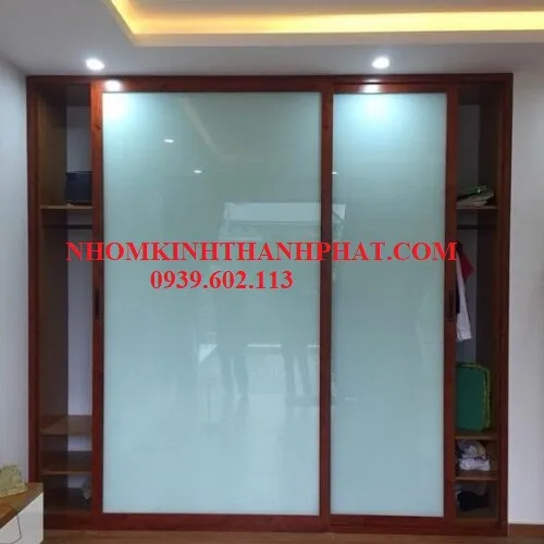 Mẫu tủ quần áo nhôm kính âm tường 4 buồng, tận dụng tối đa chiều cao trần 2.8m