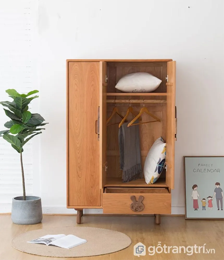 Thiết kế chân gỗ dáng cao thanh thoát của tủ quần áo gỗ tự nhiên