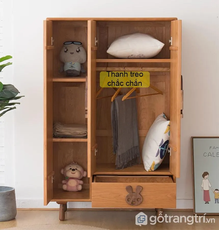 Các ngăn chứa đồ được phân chia khoa học trong tủ quần áo đơn giản