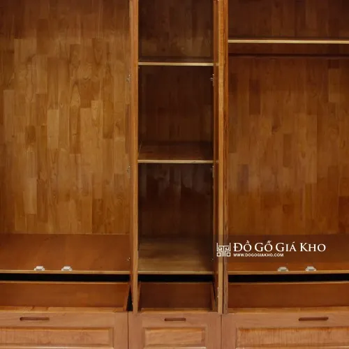 Góc nhìn cận cảnh về nước sơn hoàn thiện của tủ quần áo gỗ 5 cánh