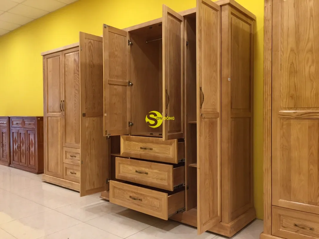 Bên trong tủ quần áo gỗ sồi 4 cánh, không gian lưu trữ rộng rãi