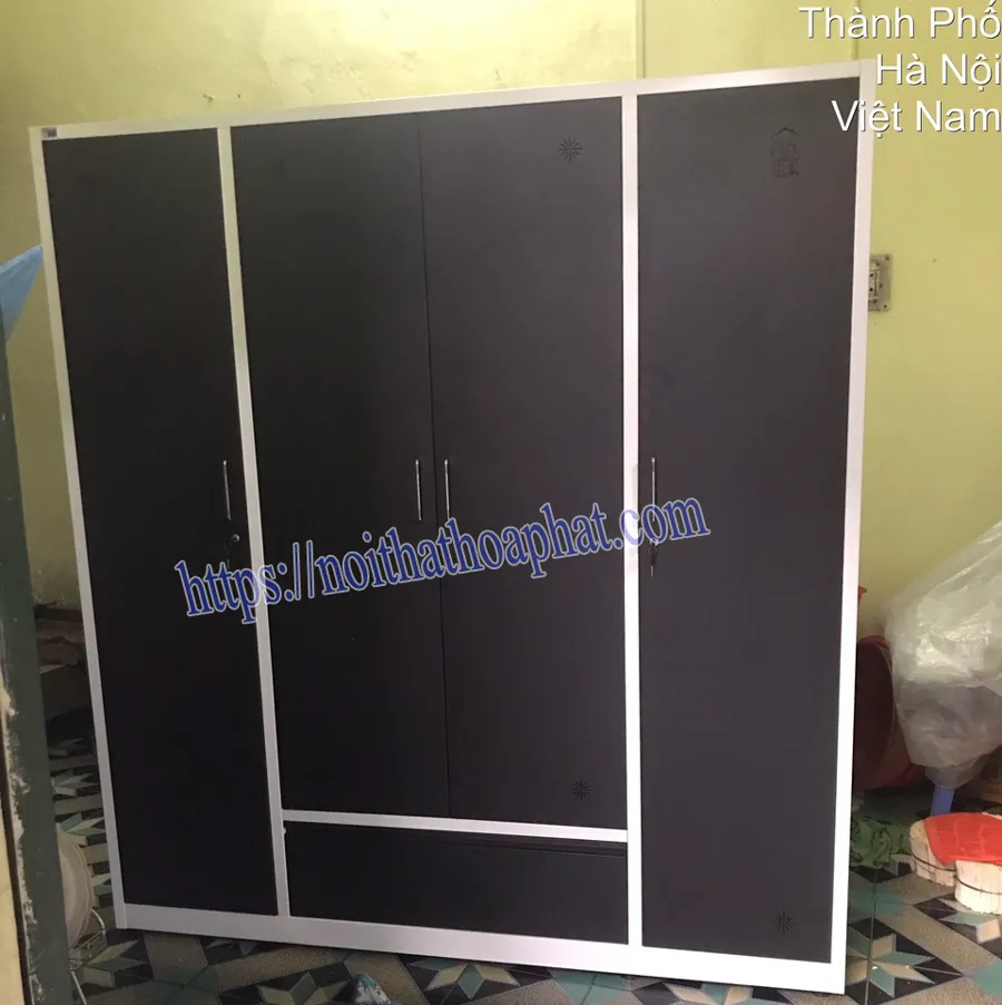 Tủ sắt đựng quần áo Hòa Phát model TU15B3C4 với thiết kế 3 cánh, sơn tĩnh điện xám bạc, tích hợp khóa điện tử