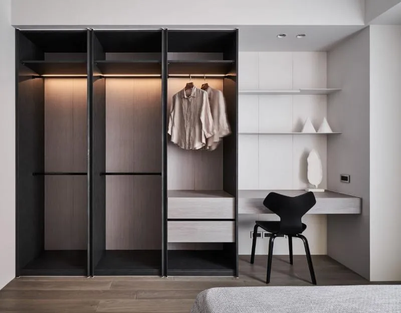 Mẫu tủ quần áo không cánh thường được thiết kế với nhiều ngăn để đồ khác nhau