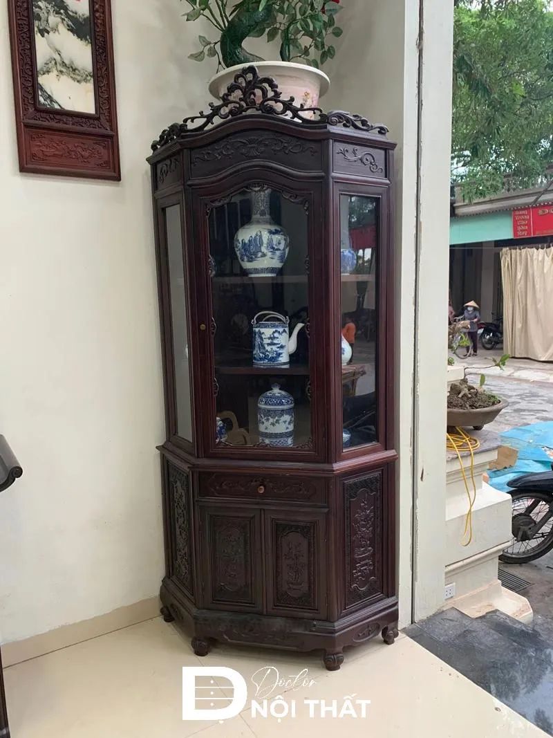 Tủ rượu góc phòng khách chất liệu gỗ được chạm trổ tinh xảo