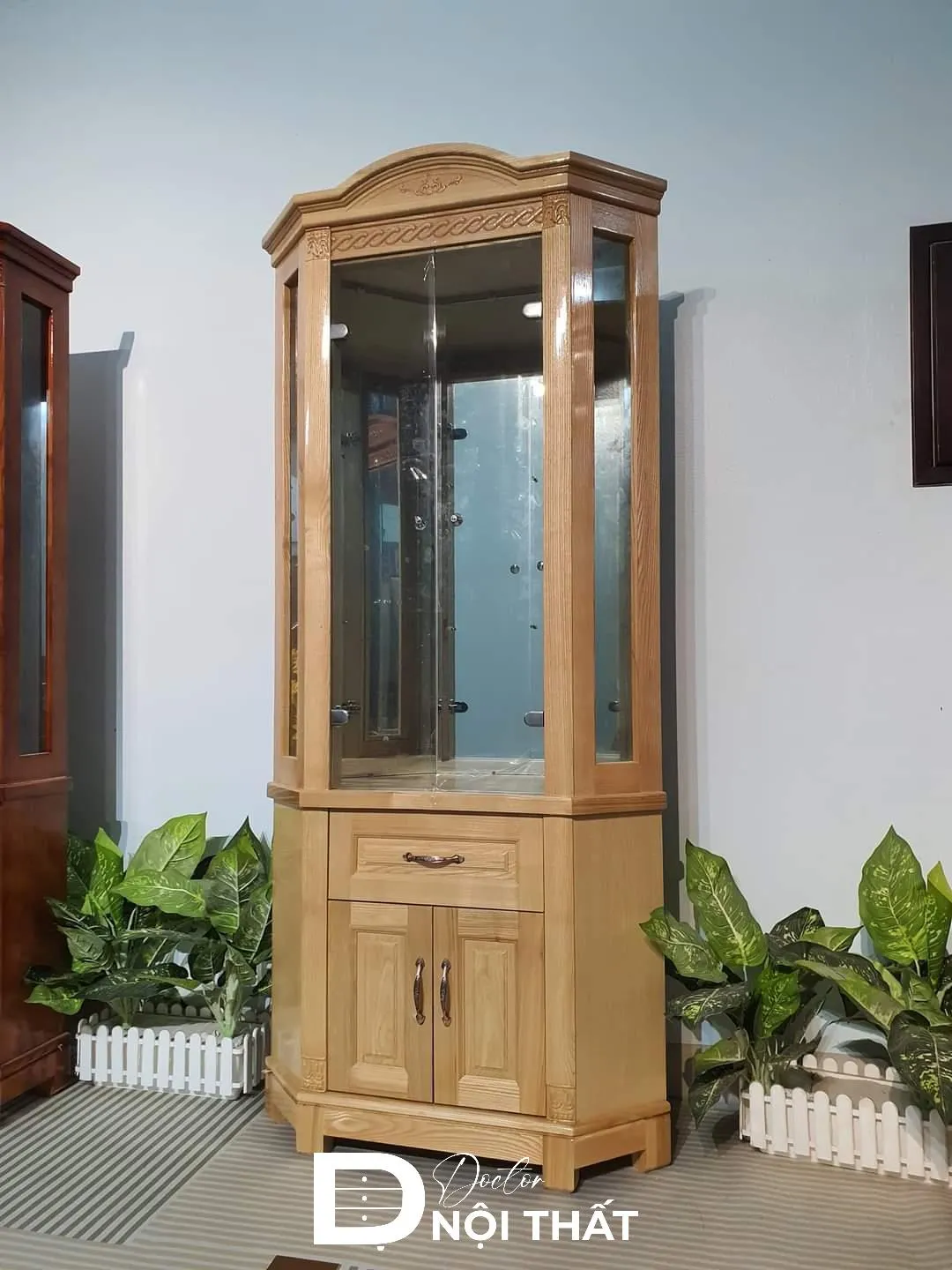 Tủ rượu góc phòng khách kết hợp với kính trong suốt trưng bày bộ sưu tập