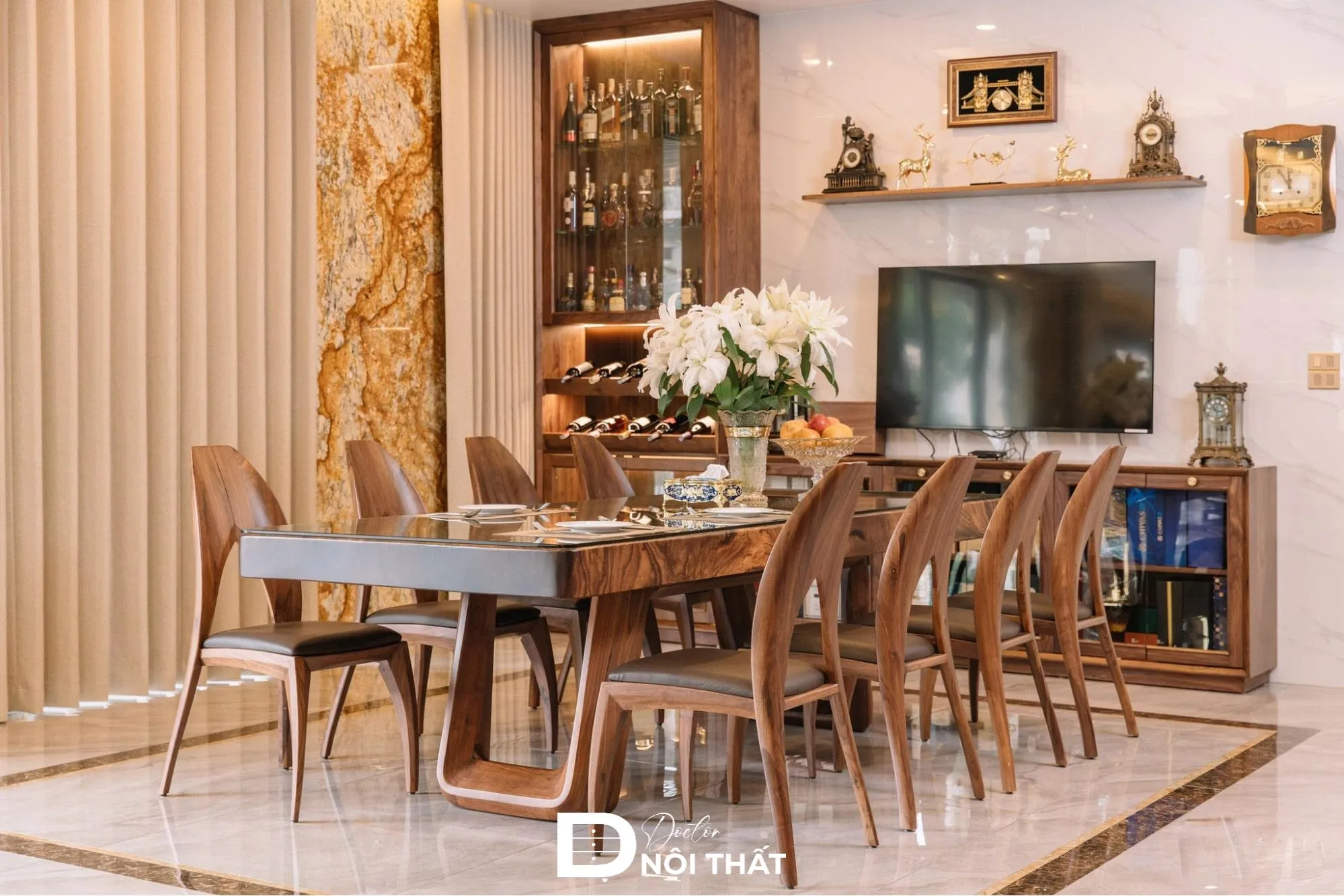 Bố trí tủ rượu gỗ tự nhiên trong tường giúp tối ưu hóa diện tích