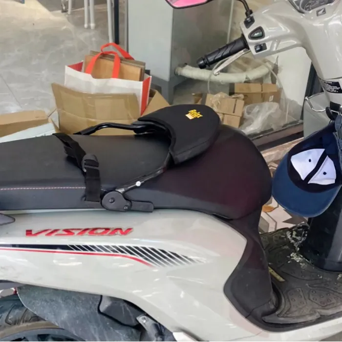 Tựa lưng xe máy Vision phía sau cho bé - Hình 1