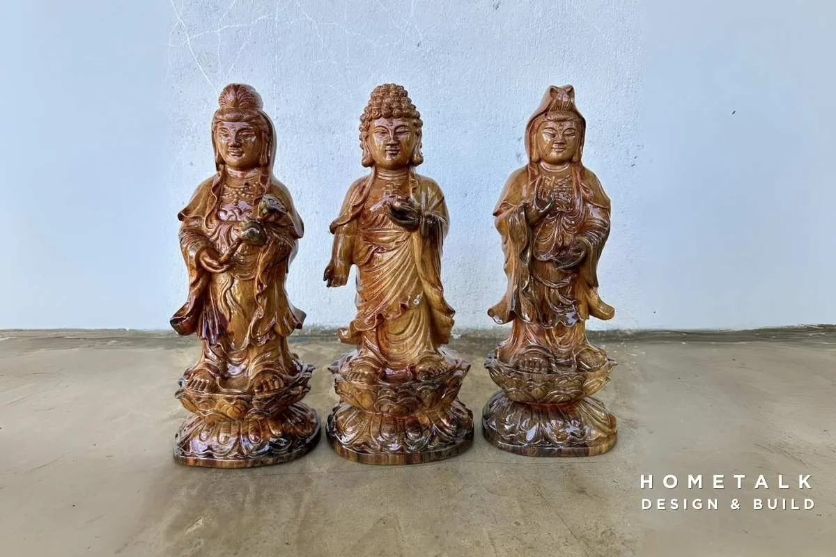 Tượng Phật được chế tác từ gỗ thủy tùng, có màu sắc tự nhiên với tông nâu sáng bóng cùng họa tiết mềm mại