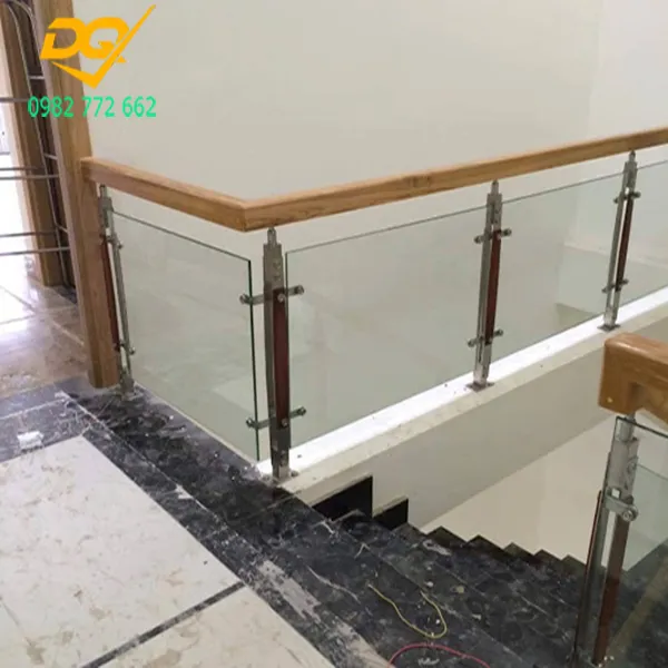 Sự đa dạng trong mẫu mã cầu thang gỗ kính giúp khách hàng dễ dàng lựa chọn