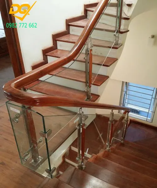 Cầu thang kính tay vịn gỗ mang lại cảm giác ấm cúng cho ngôi nhà