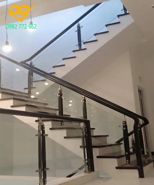 Thi công cầu thang kính chuyên nghiệp tại các dự án nhà ở cao cấp