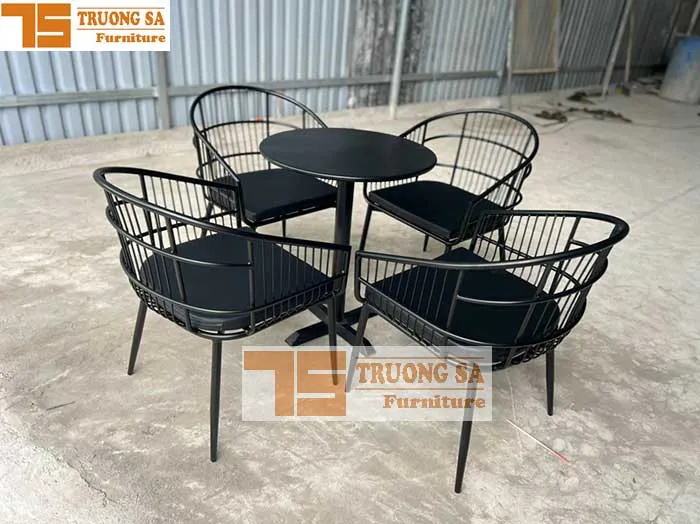 Khung sắt chống gỉ, minh họa độ bền của bàn ghế sắt ngoài trời