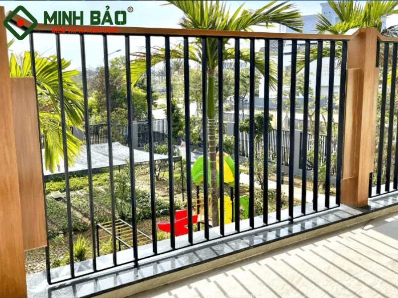 Lan can ban công sắt tay vịn gỗ được nhiều người ưa chuộng.