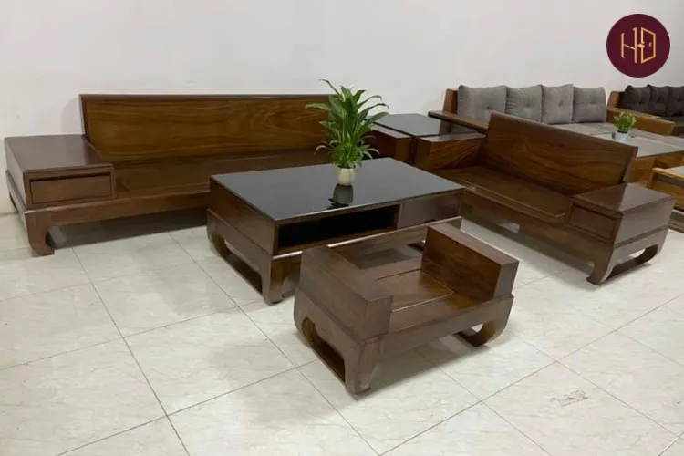 Ghế sofa văng bọc da màu trung tính trong phòng khách hiện đại, nổi bật tính tiện nghi