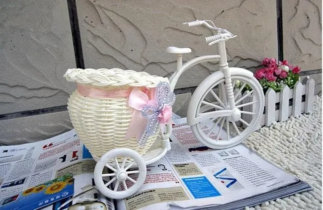 Xe đạp chở hoa trang trí trên bàn làm việc