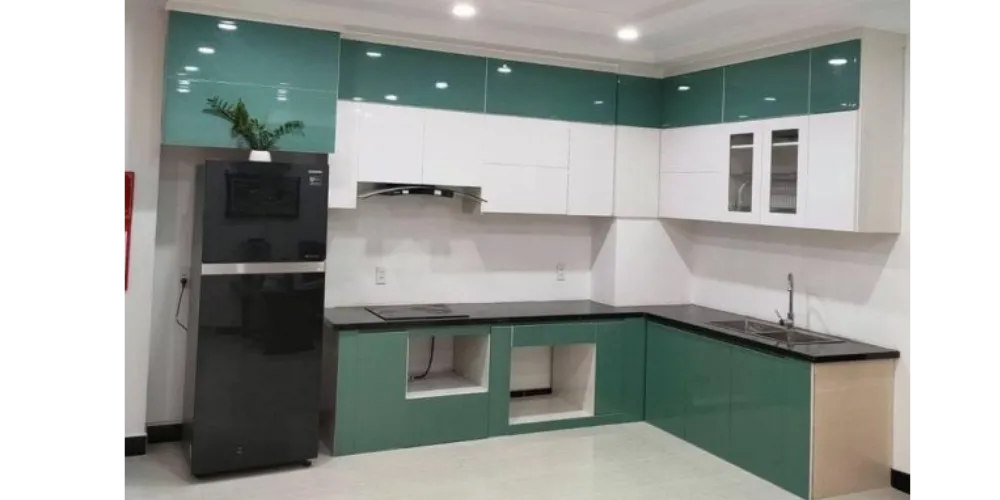 So sánh tủ bếp Picomat và inox