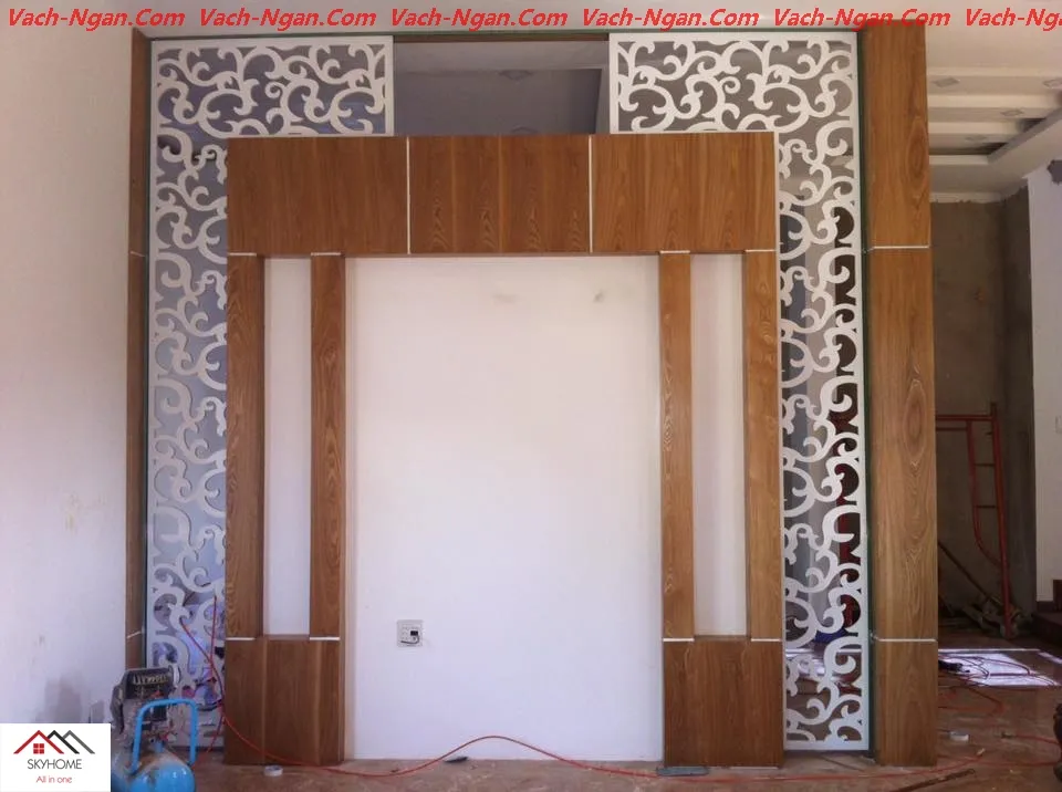 Vách ngăn cột gỗ tự nhiên thông thoáng, ánh sáng lưu thông.