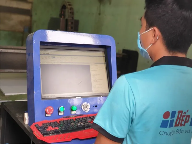 Sản xuất tủ bếp bằng máy CNC tại xưởng Đà Nẵng