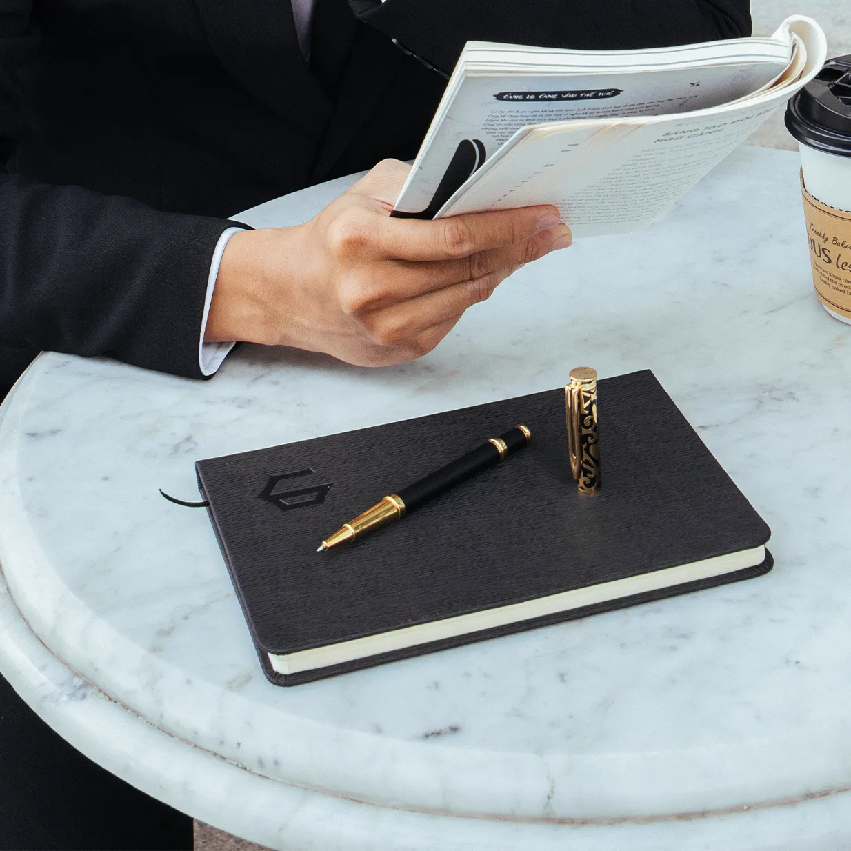 Bộ vật dụng trang trí bàn làm việc cần thiết, bao gồm sổ da và bút ký cao cấp