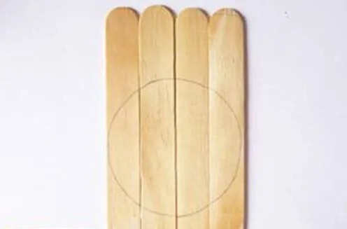 Vẽ đường tròn làm mặt bàn trên que kem đã dán