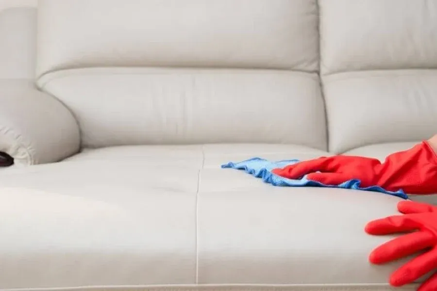 Vệ sinh ghế sofa nỉ bằng khăn ẩm