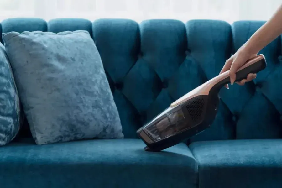 Vệ sinh ghế sofa nỉ bằng máy hút bụi
