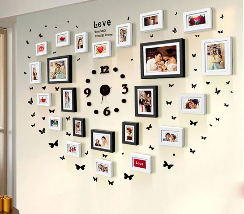 Treo ảnh cưới trên sofa phòng khách