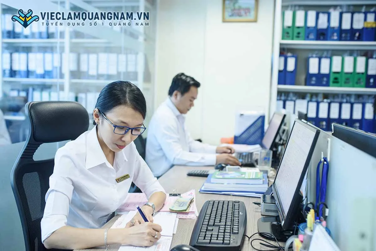 Nhân viên kế toán đang làm việc, một ngành nghề tiềm năng trong thị trường Việc làm tại Điện Bàn Quảng Nam