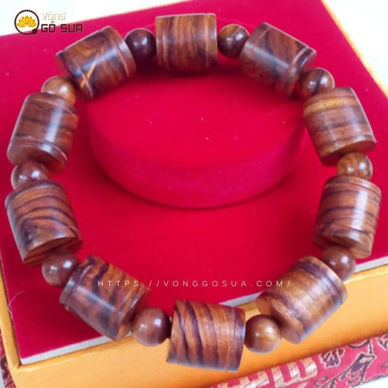 Mẫu vòng gỗ sưa Bắc dáng đốt trúc với vân gỗ sắc nét và tinh xảo