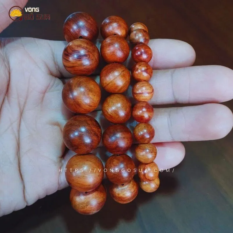 Mẫu vòng gỗ sưa Bắc hạt tròn với vân gỗ tự nhiên rất hợp mệnh Thổ