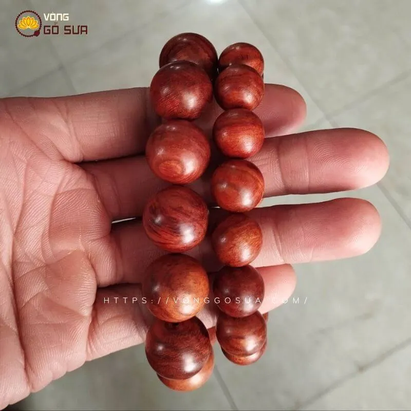 Hình ảnh bộ sưu tập vòng gỗ sưa với nhiều kích cỡ hạt khác nhau