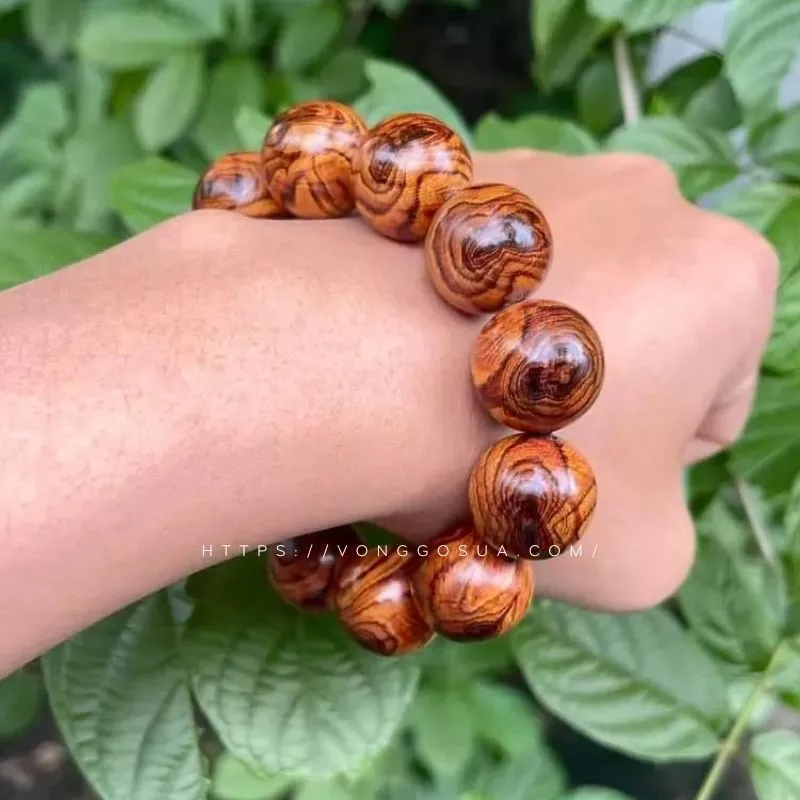 Vòng tay gỗ sưa đỏ đẹp mắt giúp tăng cường vận khí cho người mệnh Kim