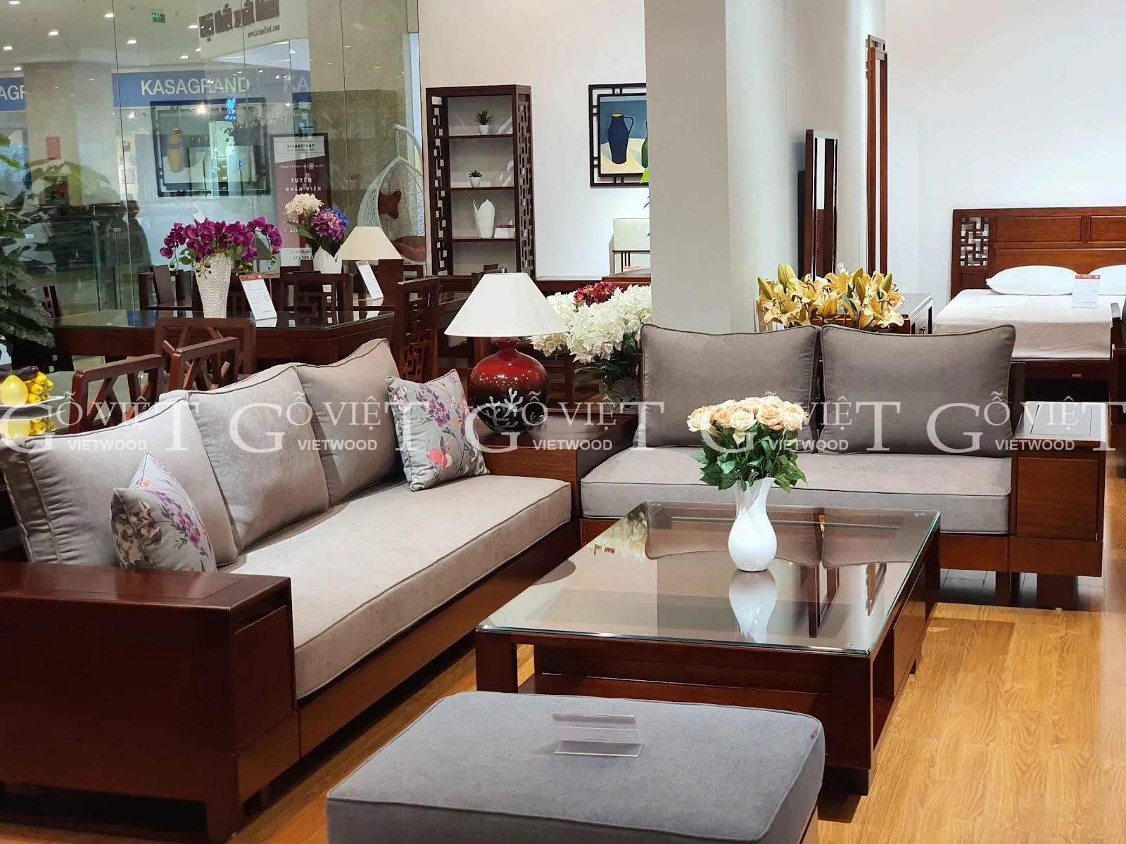 Sofa gỗ chữ L với kiểu dáng hiện đại giúp tối ưu không gian nhỏ