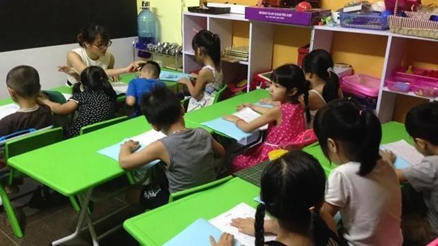 Bộ bàn ghế truyền thống cũ kỹ và cồng kềnh