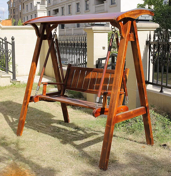 Xích đu có mái che và kích thước ghế ngồi khá rộng rãi