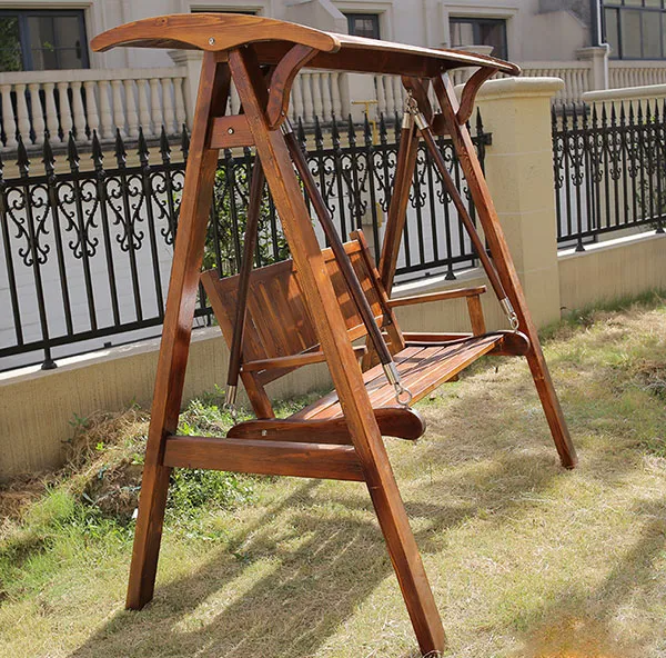 Xích đu đứng vững chãi trên mặt sân