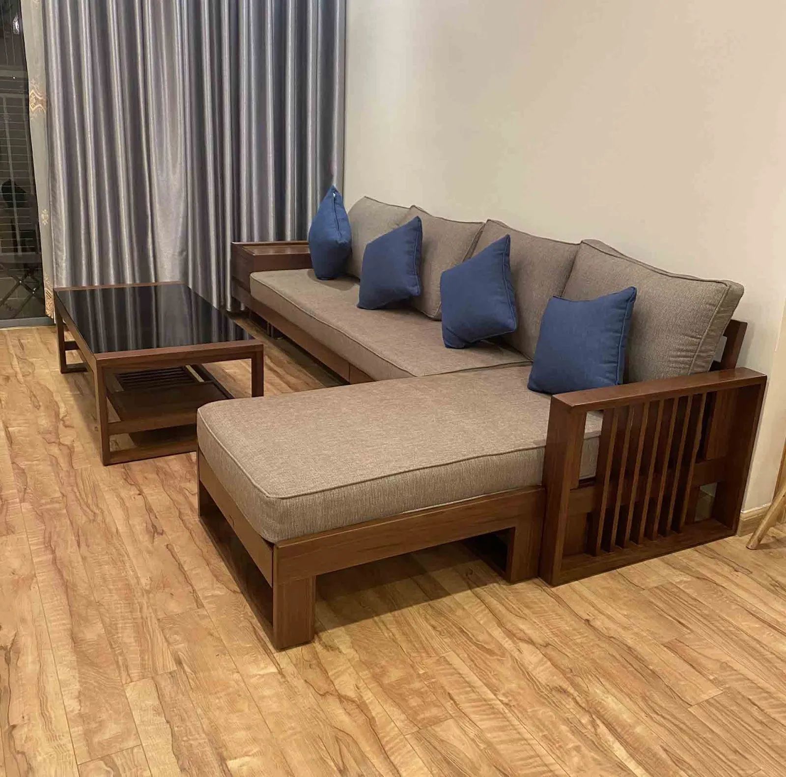 Mẫu sofa gỗ nhỏ gọn là lựa chọn lý tưởng cho các căn hộ diện tích hẹp