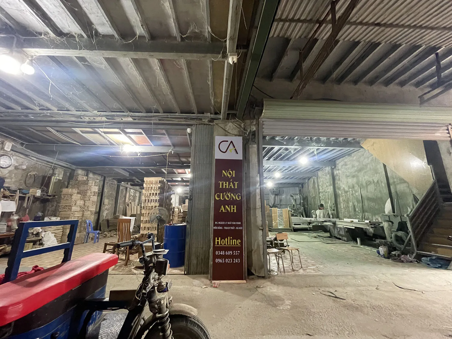 Xưởng sản xuất nội thất với các mẫu bộ bàn ghế gỗ giá rẻ đang được hoàn thiện