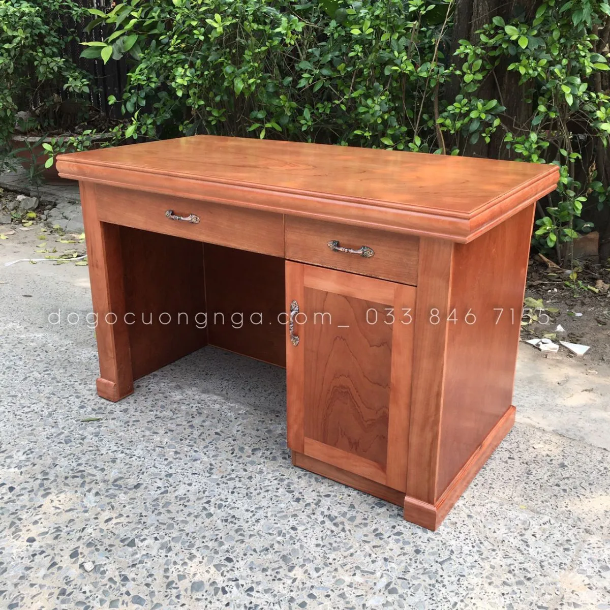 Hình ảnh chi tiết vân gỗ và màu sắc tự nhiên của bàn làm việc gỗ xoan đào