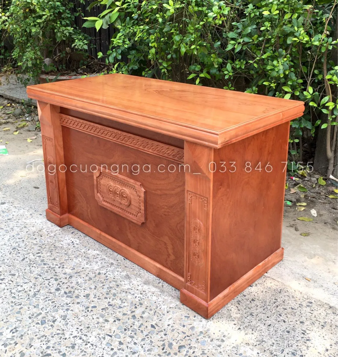 Mẫu bàn làm việc gỗ tự nhiên xoan đào với các ngăn kéo tiện dụng