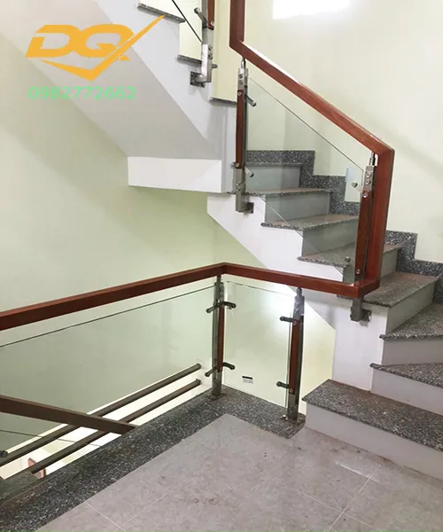 Vẻ đẹp lung linh của cầu thang kính khi được chiếu sáng đầy đủ