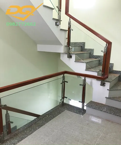 Từng đường nét trên cầu thang gỗ kính đều được hoàn thiện cực kỳ sắc sảo