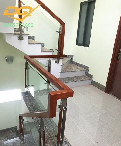 Mẫu cầu thang kính chân trụ inox chắc chắn và hiện đại