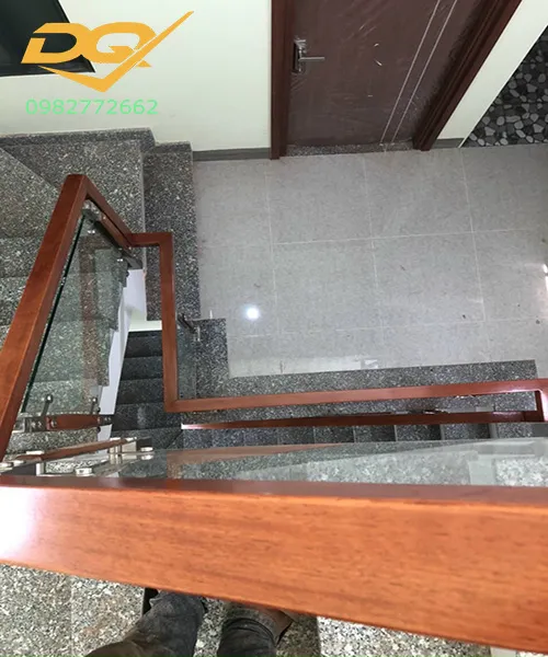 Không gian phòng khách trở nên sang trọng hơn với cầu thang gỗ kính